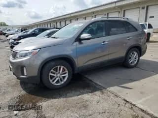2014 Kia Sorento LX z VIN 5XYKT4A69EG435868, wystawiony jako Copart lot #83804555 z przebiegiem 115 009 mil mil oraz Nie do naprawy • Non repairable. Historia ofert i sprzedaży dostępna na DreamBid. Obrazek 1.