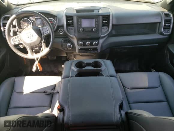 2024 Ram 1500 Tradesman z VIN 1C6SRECG3RN194874, wystawiony jako Copart lot #69112194 z przebiegiem 6 304 mil mil oraz Szkoda całkowita • Salvage title. Historia ofert i sprzedaży dostępna na DreamBid. Obrazek 8.