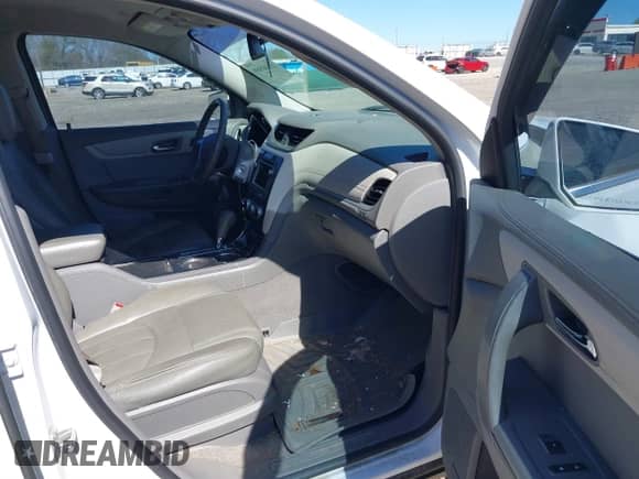 2017 Chevrolet Traverse LT z VIN 1GNKRHKD2HJ296360, wystawiony jako IAAI lot #41840589 z przebiegiem 140 479 mil mil oraz . Historia ofert i sprzedaży dostępna na DreamBid. Obrazek 5.