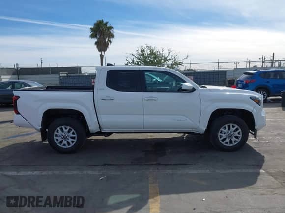 2024 Toyota Tacoma SR5 z VIN 3TMKB5FN5RM022914, wystawiony jako IAAI lot #41398168 z przebiegiem 2 535 mil mil oraz . Historia ofert i sprzedaży dostępna na DreamBid. Obrazek 12.