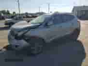 2015 Hyundai Tucson SE z VIN KM8JU3AG0FU096053, wystawiony jako Copart lot #68746145 z przebiegiem Nie podano mil oraz Szkoda całkowita • Salvage title. Historia ofert i sprzedaży dostępna na DreamBid. Obrazek 1.
