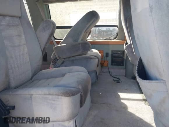1998 Chevrolet Express Cargo YF7 z VIN 1GBFG15R2W1093422, wystawiony jako IAAI lot #43501255 z przebiegiem 161 893 mil mil oraz . Historia ofert i sprzedaży dostępna na DreamBid. Obrazek 8.