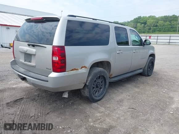 2007 Chevrolet Suburban LTZ z VIN 1GNFK16327J329256, wystawiony jako IAAI lot #42406004 z przebiegiem 281 627 mil mil oraz . Historia ofert i sprzedaży dostępna na DreamBid. Obrazek 4.
