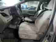 2017 Toyota Sienna LE Auto Access Seat z VIN 5TDKZ3DC6HS830883, wystawiony jako Copart lot #68318955 z przebiegiem 80 884 mil mil oraz Szkoda całkowita • Salvage title. Historia ofert i sprzedaży dostępna na DreamBid. Obrazek 7.