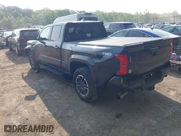 2024 Toyota Tacoma SR5 z VIN 3TMLB5JNXRM054348, wystawiony jako IAAI lot #42437739 z przebiegiem 11 274 mil mil oraz . Historia ofert i sprzedaży dostępna na DreamBid. Obrazek 3.