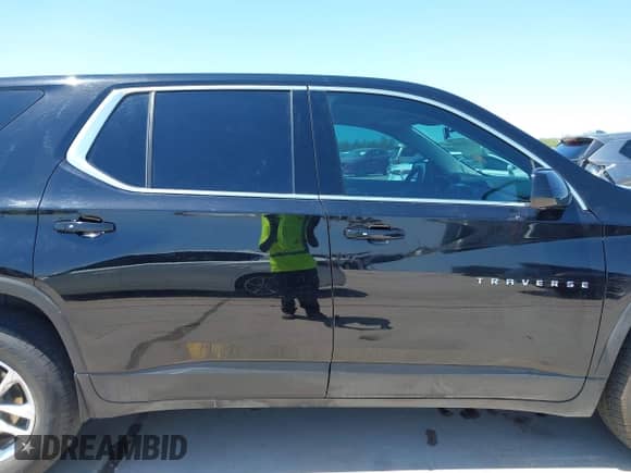 2020 Chevrolet Traverse LS z VIN 1GNERFKW8LJ301377, wystawiony jako IAAI lot #42965815 z przebiegiem 60 785 mil mil oraz . Historia ofert i sprzedaży dostępna na DreamBid. Obrazek 13.