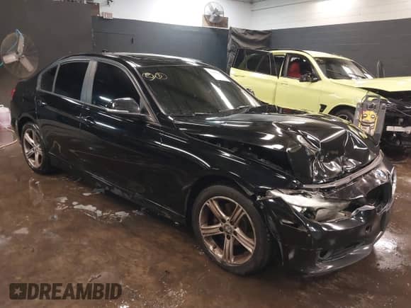 2013 BMW 3 Series 328i xDrive z VIN WBA3B3G53DNR80324, wystawiony jako IAAI lot #41490385 z przebiegiem 177 026 mil mil oraz . Historia ofert i sprzedaży dostępna na DreamBid. Obrazek 1.