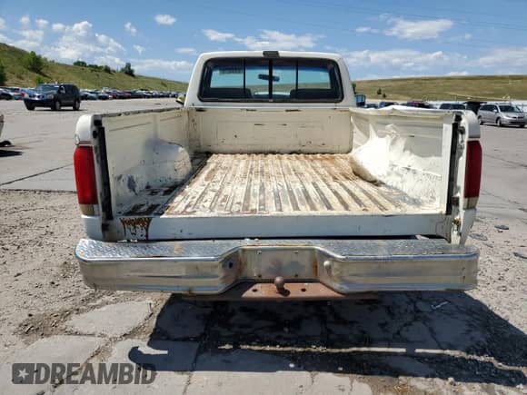 1990 Ford F-150 z VIN 1FTDF15Y5LPA89323, wystawiony jako Copart lot #62608275 z przebiegiem 86 922 mil mil oraz Czysty tytuł • Clean title. Historia ofert i sprzedaży dostępna na DreamBid. Obrazek 6.