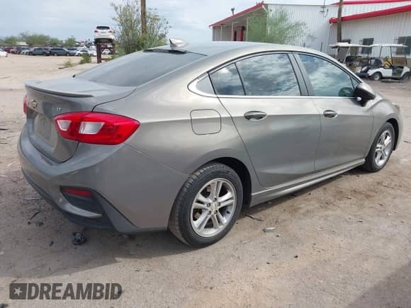 2017 Chevrolet Cruze LT z VIN 1G1BE5SMXH7215310, wystawiony jako IAAI lot #43400905 z przebiegiem 129 073 mil mil oraz . Historia ofert i sprzedaży dostępna na DreamBid. Obrazek 4.