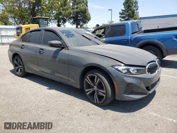 2023 BMW 3 Series 330i z VIN 3MW69FF08P8D33747, wystawiony jako Copart lot #64611105 z przebiegiem Nie podano mil oraz Szkoda całkowita • Salvage title. Historia ofert i sprzedaży dostępna na DreamBid. Obrazek 4.