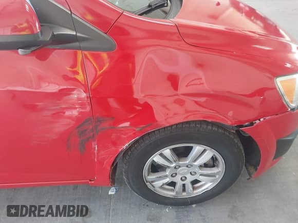 2012 Chevrolet Sonic LS z VIN 1G1JB5SH5C4226409, wystawiony jako IAAI lot #42944948 z przebiegiem 130 700 mil mil oraz . Historia ofert i sprzedaży dostępna na DreamBid. Obrazek 6.