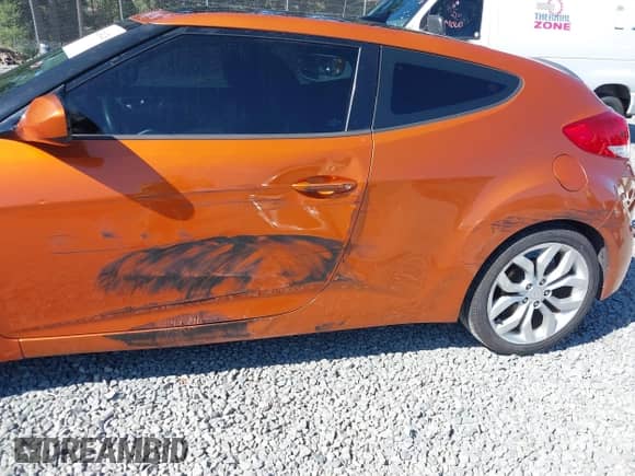 2013 Hyundai Veloster w/Black Int z VIN KMHTC6AD8DU085270, wystawiony jako IAAI lot #43240226 z przebiegiem 119 444 mil mil oraz . Historia ofert i sprzedaży dostępna na DreamBid. Obrazek 6.