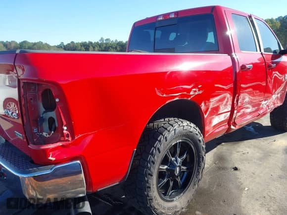 2018 Ram 1500 Big Horn z VIN 1C6RR7GG7JS319627, wystawiony jako IAAI lot #43441226 z przebiegiem 200 425 mil mil oraz . Historia ofert i sprzedaży dostępna na DreamBid. Obrazek 18.