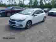 2017 Chevrolet Cruze Premier z VIN 3G1BF6SM8HS588110, wystawiony jako IAAI lot #42567710 z przebiegiem 116 173 mil mil oraz . Historia ofert i sprzedaży dostępna na DreamBid. Obrazek 2.