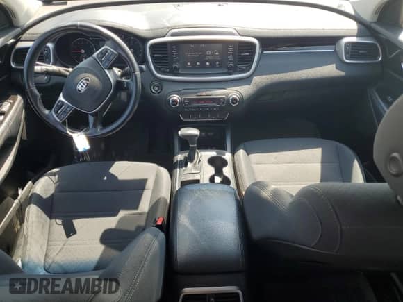 2020 Kia Sorento LX с VIN 5XYPG4A56LG642250, выставлен на аукционе Copart как лот 68909695 с пробегом 94 449 миль миль и Списание • Salvage title. История ставок и продаж доступна на DreamBid. Изображение 8.