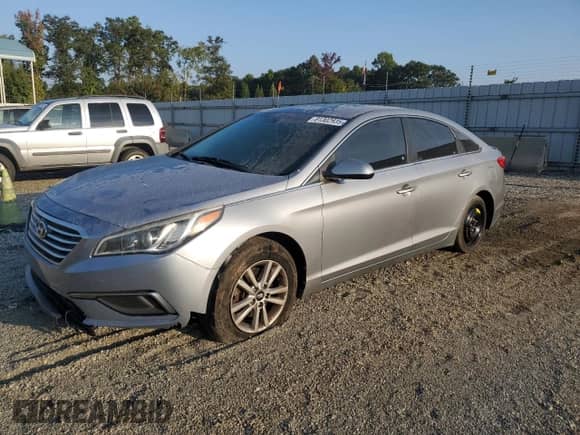 2017 Hyundai Sonata SE z VIN 5NPE24AF6HH570643, wystawiony jako Copart lot #81302935 z przebiegiem 108 167 mil mil oraz Szkoda całkowita • Salvage title. Historia ofert i sprzedaży dostępna na DreamBid. Obrazek 1.