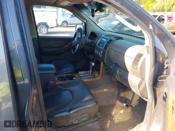 2005 Nissan Pathfinder SE z VIN 5N1AR18W45C725515, wystawiony jako IAAI lot #42903399 z przebiegiem Nie podano mil oraz . Historia ofert i sprzedaży dostępna na DreamBid. Obrazek 5.