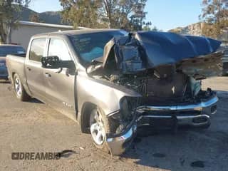 2020 Ram 1500 Lone Star z VIN 1C6RREFT4LN372628, wystawiony jako IAAI lot #41626656 z przebiegiem 50 048 mil mil oraz . Historia ofert i sprzedaży dostępna na DreamBid. Obrazek 1.