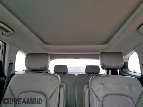 2016 Hyundai Santa Fe SE z VIN KM8SR4HFXGU164773, wystawiony jako Copart lot #57031875 z przebiegiem 121 493 mil mil oraz Czysty tytuł • Clean title. Historia ofert i sprzedaży dostępna na DreamBid. Obrazek 10.