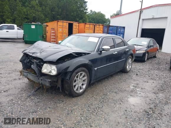 2006 Chrysler 300 C z VIN 2C3KA63H26H532451, wystawiony jako IAAI lot #42471444 z przebiegiem 119 217 mil mil oraz . Historia ofert i sprzedaży dostępna na DreamBid. Obrazek 2.