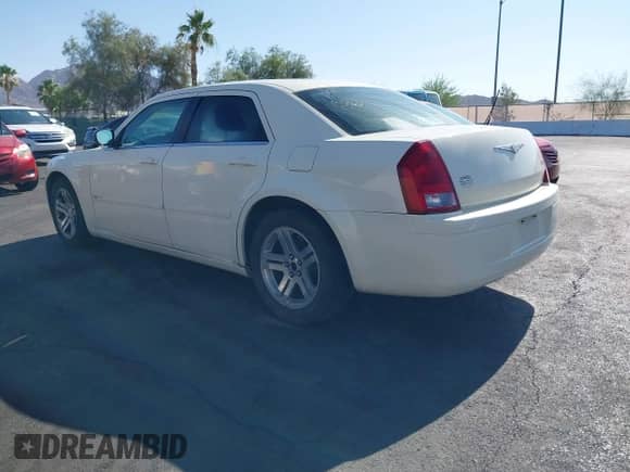 2005 Chrysler 300 300 z VIN 2C3JA43R05H593661, wystawiony jako IAAI lot #42518947 z przebiegiem 246 260 mil mil oraz . Historia ofert i sprzedaży dostępna na DreamBid. Obrazek 3.