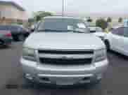 2010 Chevrolet Suburban LT z VIN 1GNUCJE03AR238548, wystawiony jako IAAI lot #42104596 z przebiegiem 153 959 mil mil oraz . Historia ofert i sprzedaży dostępna na DreamBid. Obrazek 12.