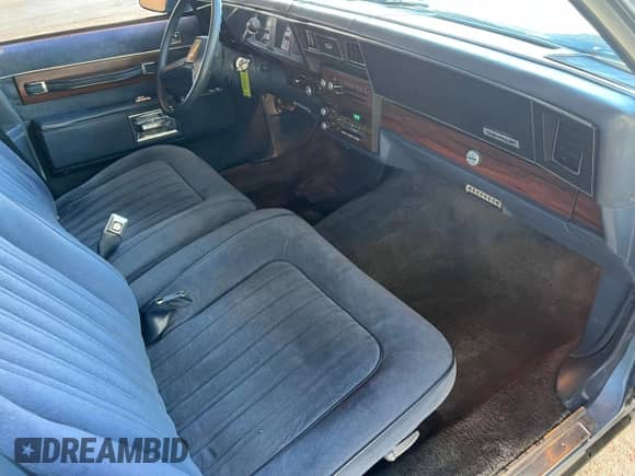1988 Chevrolet Caprice z VIN 1G1BN81Y8JR214558, wystawiony jako Copart lot #59442205 z przebiegiem 89 217 mil mil oraz Czysty tytuł • Clean title. Historia ofert i sprzedaży dostępna na DreamBid. Obrazek 5.