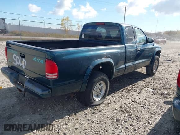 1998 Dodge Dakota SLT z VIN 1B7GG22YXWS640111, wystawiony jako IAAI lot #43563290 z przebiegiem 186 318 mil mil oraz . Historia ofert i sprzedaży dostępna na DreamBid. Obrazek 4.