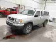 1998 Nissan Frontier XE z VIN 1N6DD26Y5WC344751, wystawiony jako IAAI lot #42142806 z przebiegiem 200 111 mil mil oraz . Historia ofert i sprzedaży dostępna na DreamBid. Obrazek 2.