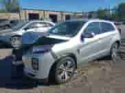 2022 Mitsubishi Outlander ES z VIN JA4ARUAU7NU008352, wystawiony jako IAAI lot #43356398 z przebiegiem 60 687 mil mil oraz . Historia ofert i sprzedaży dostępna na DreamBid. Obrazek 2.