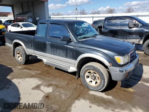 1998 Toyota Tacoma z VIN 4TAWM72N8WZ144489, wystawiony jako Copart lot #46682875 z przebiegiem 238 124 mil mil oraz Czysty tytuł • Clean title. Historia ofert i sprzedaży dostępna na DreamBid. Obrazek 4.