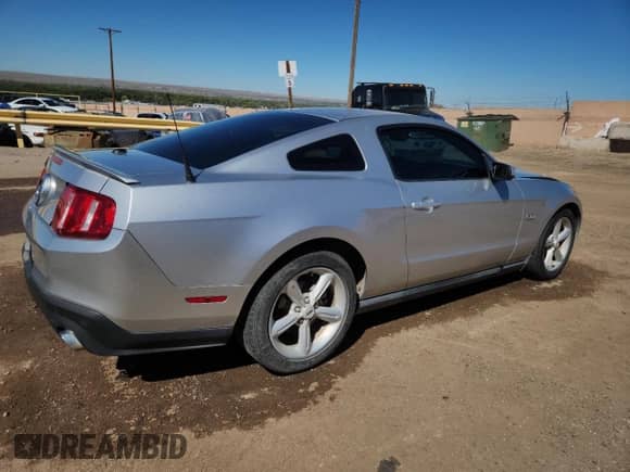 2011 Ford Mustang GT z VIN 1ZVBP8CF3B5138217, wystawiony jako Copart lot #84232505 z przebiegiem 136 957 mil mil oraz Czysty tytuł • Clean title. Historia ofert i sprzedaży dostępna na DreamBid. Obrazek 3.