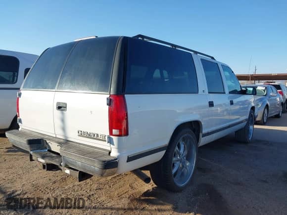 1998 Chevrolet Suburban z VIN 3GNEC16R7WG140146, wystawiony jako IAAI lot #41426285 z przebiegiem 356 757 mil mil oraz . Historia ofert i sprzedaży dostępna na DreamBid. Obrazek 4.
