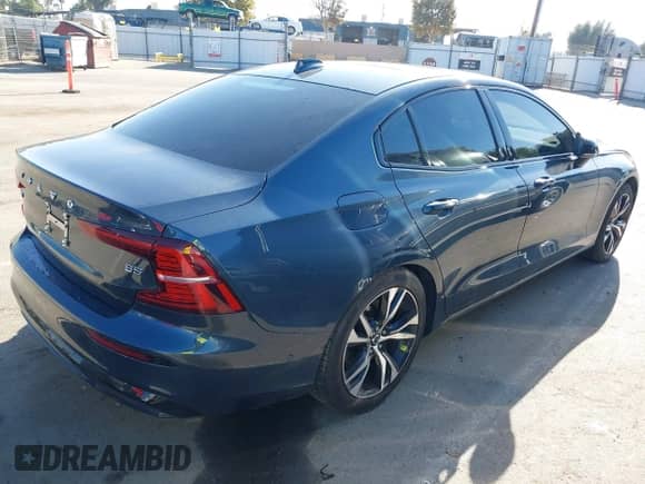 2024 Volvo S60 Plus Dark Theme z VIN 7JRL12FLXRG315336, wystawiony jako IAAI lot #43396319 z przebiegiem 15 018 mil mil oraz . Historia ofert i sprzedaży dostępna na DreamBid. Obrazek 4.