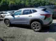 2025 Chevrolet Trax LT z VIN KL77LHEP5SC199166, wystawiony jako Copart lot #68863605 z przebiegiem 1 795 mil mil oraz Szkoda całkowita • Salvage title. Historia ofert i sprzedaży dostępna na DreamBid. Obrazek 2.