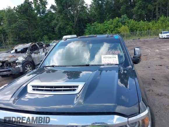 2017 Chevrolet Silverado 2500HD LTZ z VIN 1GC1KWEY0HF129767, wystawiony jako IAAI lot #42520339 z przebiegiem 179 498 mil mil oraz . Historia ofert i sprzedaży dostępna na DreamBid. Obrazek 6.