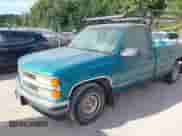 1995 Chevrolet Silverado 2500 z VIN 1GCFC24K6SZ115211, wystawiony jako IAAI lot #43082089 z przebiegiem 96 449 mil mil oraz . Historia ofert i sprzedaży dostępna na DreamBid. Obrazek 6.