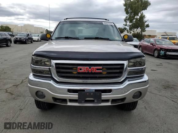 2005 GMC Sierra 1500 SLE z VIN 2GTEK13T151150626, wystawiony jako Copart lot #84979765 z przebiegiem 148 078 mil mil oraz Czysty tytuł • Clean title. Historia ofert i sprzedaży dostępna na DreamBid. Obrazek 5.