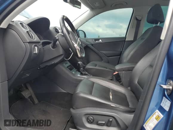 2017 Volkswagen Tiguan Wolfsburg Edition с VIN WVGRV7AX7HK003017, выставлен на аукционе Copart как лот 81061405 с пробегом 82 107 миль миль и Списание • Salvage title. История ставок и продаж доступна на DreamBid. Изображение 7.