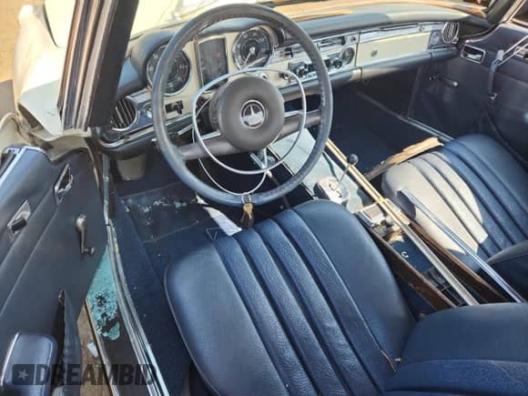 1971 Mercedes-Benz SL z VIN 11304412022259, wystawiony jako Copart lot #67759675 z przebiegiem 21 477 mil mil oraz Szkoda całkowita • Salvage title. Historia ofert i sprzedaży dostępna na DreamBid. Obrazek 8.