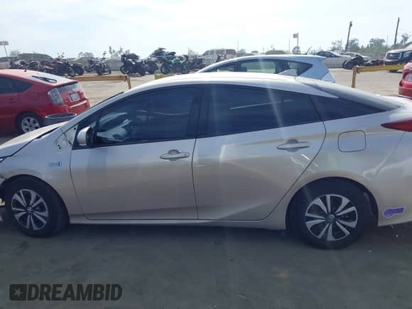 2018 Toyota Prius Plus z VIN JTDKARFP7J3099284, wystawiony jako IAAI lot #42920662 z przebiegiem 51 694 mil mil oraz . Historia ofert i sprzedaży dostępna na DreamBid. Obrazek 14.