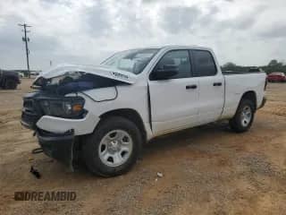 2023 Ram 1500 Tradesman z VIN 1C6SRFCT2PN566883, wystawiony jako Copart lot #51058575 z przebiegiem 9 826 mil mil oraz Czysty tytuł • Clean title. Historia ofert i sprzedaży dostępna na DreamBid. Obrazek 1.