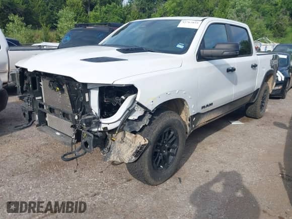 2025 Ram 1500 Rebel z VIN 1C6SRFLP1SN576994, wystawiony jako IAAI lot #42767833 z przebiegiem 26 955 mil mil oraz . Historia ofert i sprzedaży dostępna na DreamBid. Obrazek 2.