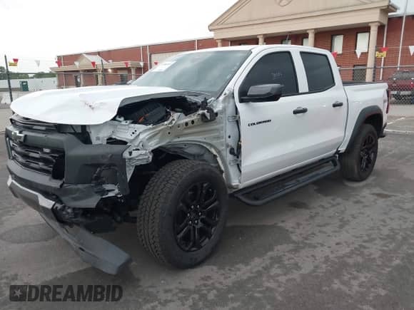 2025 Chevrolet Colorado 4WD Trail Boss с VIN 1GCPTEEK5S1120855, выставлен на аукционе IAAI как лот 42986403 с пробегом 2 696 миль миль и . История ставок и продаж доступна на DreamBid. Изображение 2.