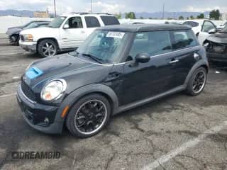 2011 MINI Hardtop S with VIN WMWSV3C58BTY13328, listed as a Copart auction lot 80732495 with 89,576 mi miles and Salvage title. Bid and sale history available at DreamBid. Image 1.