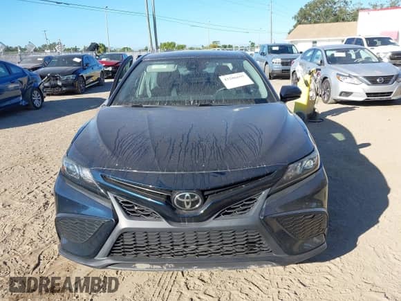 2021 Toyota Camry SE Nightshade z VIN 4T1G11AKXMU405598, wystawiony jako IAAI lot #43286695 z przebiegiem 59 916 mil mil oraz . Historia ofert i sprzedaży dostępna na DreamBid. Obrazek 13.