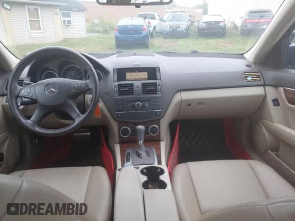 2011 Mercedes-Benz C 300 Sport z VIN WDDGF8BB6BR145896, wystawiony jako Copart lot #84426195 z przebiegiem 113 547 mil mil oraz Czysty tytuł • Clean title. Historia ofert i sprzedaży dostępna na DreamBid. Obrazek 9.
