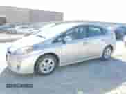 2010 Toyota Prius III z VIN JTDKN3DU7A0166011, wystawiony jako Copart lot #82544625 z przebiegiem 111 303 mil mil oraz Czysty tytuł • Clean title. Historia ofert i sprzedaży dostępna na DreamBid. Obrazek 1.