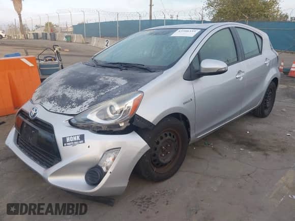 2015 Toyota Prius One z VIN JTDKDTB33F1575685, wystawiony jako IAAI lot #43508333 z przebiegiem 121 064 mil mil oraz . Historia ofert i sprzedaży dostępna na DreamBid. Obrazek 2.