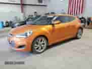 2016 Hyundai Veloster z VIN KMHTC6AD9GU290259, wystawiony jako Copart lot #71255265 z przebiegiem 134 088 mil mil oraz Czysty tytuł • Clean title. Historia ofert i sprzedaży dostępna na DreamBid. Obrazek 1.